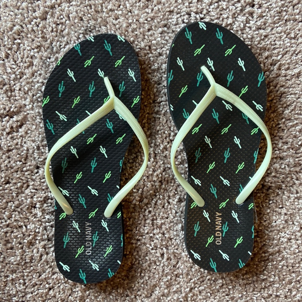 Cactus print flip flops women’s size 8
